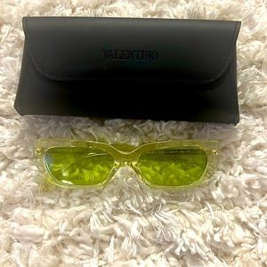 COPY - New sunglasses Valentino Caravani